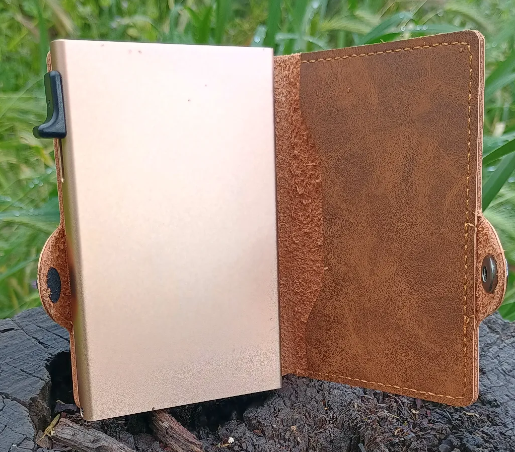 Billetera de cuero con protección RFID y diseño clásico. Accesorio elegante y duradero con clip antirrobo, costuras reforzadas y acceso rápido. Ideal para ejecutivos y viajeros que buscan seguridad y estilo.
