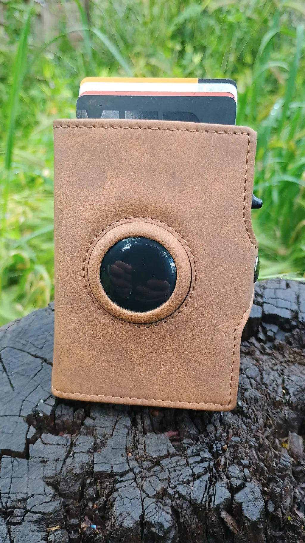 Billetera de cuero con AirTag y bloqueo RFID, diseño elegante y funcional para máxima seguridad. Ideal para ejecutivos y viajeros que buscan estilo, tecnología y protección en un solo accesorio.