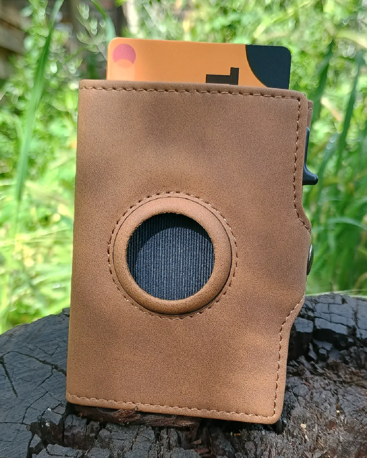 Billetera de cuero con AirTag y bloqueo RFID, diseño elegante y funcional para máxima seguridad. Ideal para ejecutivos y viajeros que buscan estilo, tecnología y protección en un solo accesorio.