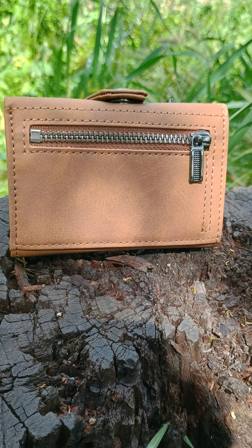 Billetera de cuero con AirTag y bloqueo RFID, diseño elegante y funcional para máxima seguridad. Ideal para ejecutivos y viajeros que buscan estilo, tecnología y protección en un solo accesorio.