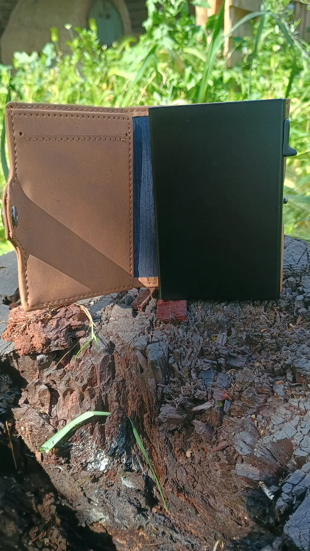 Billetera de cuero con AirTag y bloqueo RFID, diseño elegante y funcional para máxima seguridad. Ideal para ejecutivos y viajeros que buscan estilo, tecnología y protección en un solo accesorio.