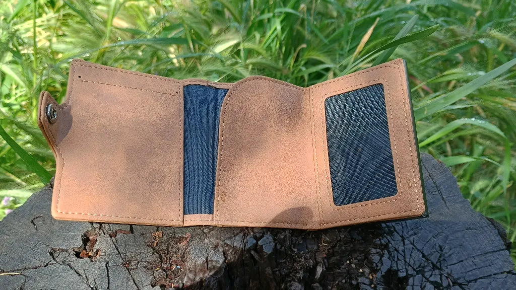 Billetera de cuero con AirTag y bloqueo RFID, diseño elegante y funcional para máxima seguridad. Ideal para ejecutivos y viajeros que buscan estilo, tecnología y protección en un solo accesorio.