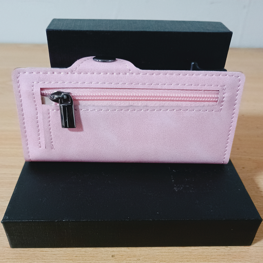 Billetera rosa palo con protección RFID, diseño compacto y elegante para mujer. Accesorio de lujo con materiales premium, ideal para seguridad y estilo diario.
