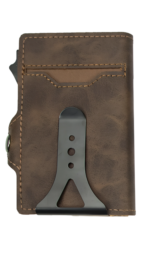 Billetera RFID minimalista de cuero marrón con clip metálico y mecanismo de extracción rápida para hombre.