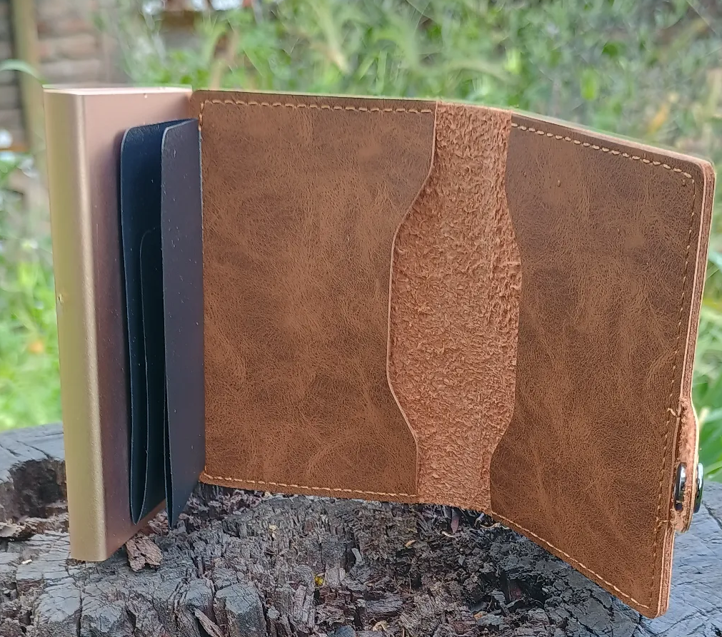 Billetera de cuero con protección RFID y diseño clásico. Accesorio elegante y duradero con clip antirrobo, costuras reforzadas y acceso rápido. Ideal para ejecutivos y viajeros que buscan seguridad y estilo.
