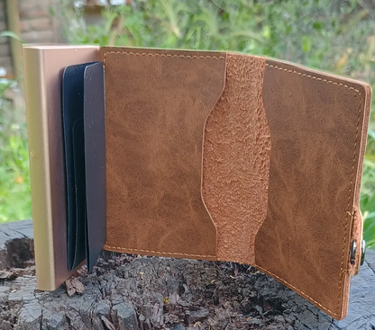 Billetera de cuero con protección RFID y diseño clásico. Accesorio elegante y duradero con clip antirrobo, costuras reforzadas y acceso rápido. Ideal para ejecutivos y viajeros que buscan seguridad y estilo.