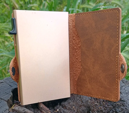 Billetera de cuero con protección RFID y diseño clásico. Accesorio elegante y duradero con clip antirrobo, costuras reforzadas y acceso rápido. Ideal para ejecutivos y viajeros que buscan seguridad y estilo.