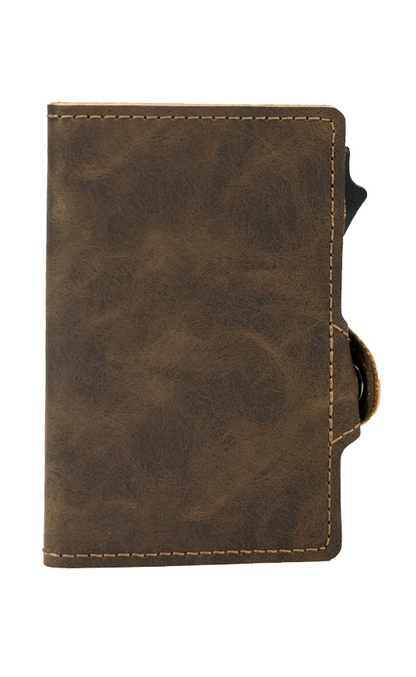 Billetera RFID minimalista de cuero marrón con clip metálico y mecanismo de extracción rápida para hombre.