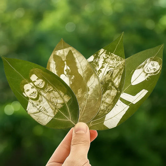 Grabado láser personalizado sobre hoja natural con foto o retrato, regalo ecológico y artesanal hecho en Chile.