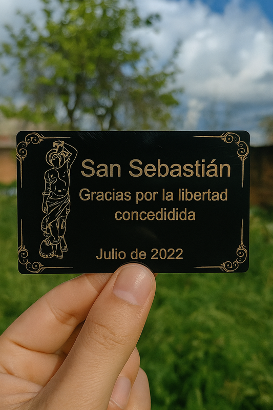 Placa de agradecimiento grabada en láser sobre aluminio, personalizada con el nombre del santo y mensaje de fe, ideal para iglesias o altares.