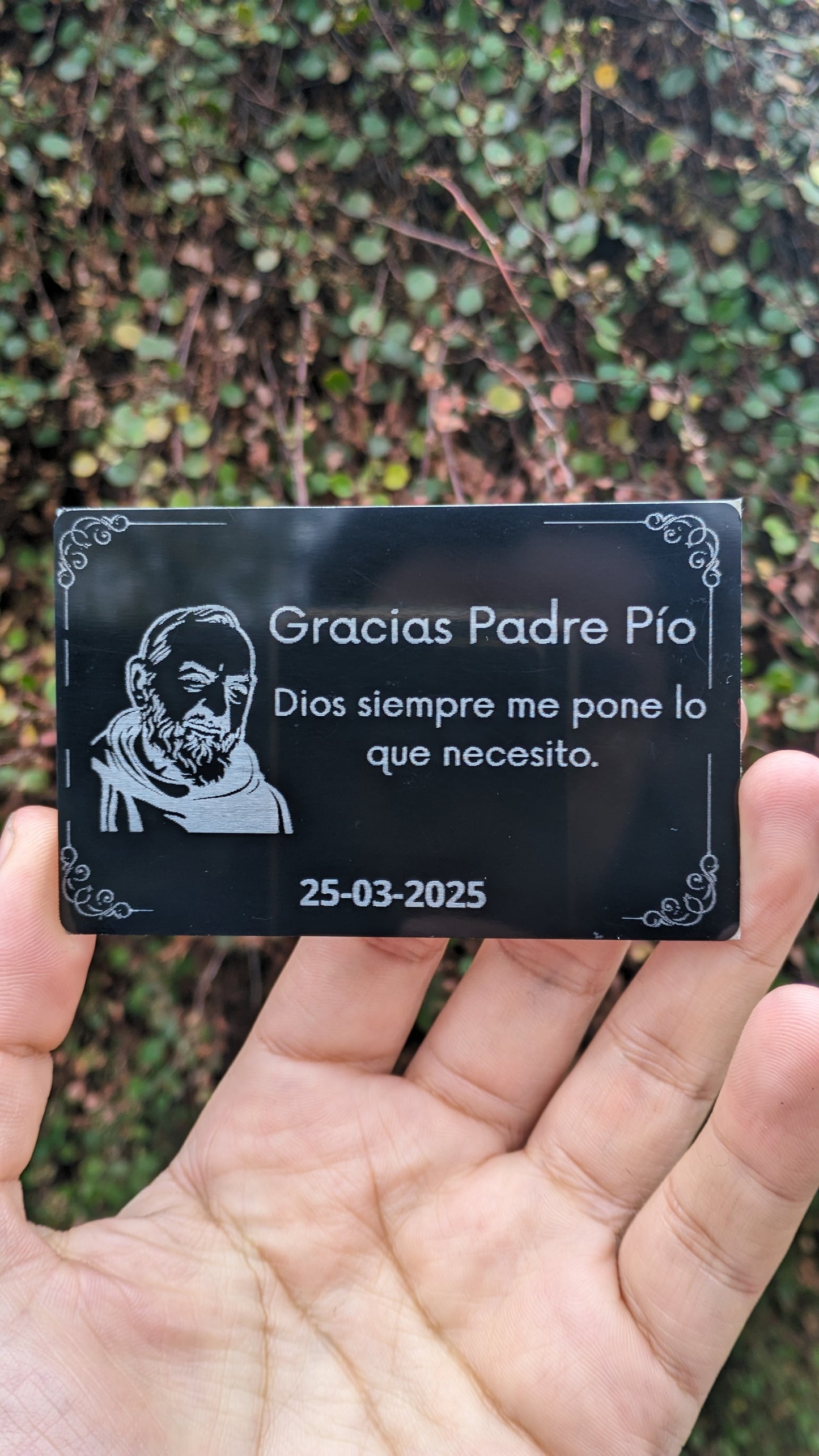 Placa de agradecimiento grabada en láser sobre aluminio, personalizada con el nombre del santo y mensaje de fe, ideal para iglesias o altares.