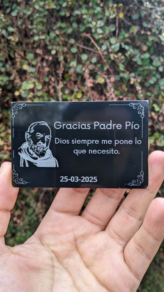 Placa de agradecimiento grabada en láser sobre aluminio, personalizada con el nombre del santo y mensaje de fe, ideal para iglesias o altares.