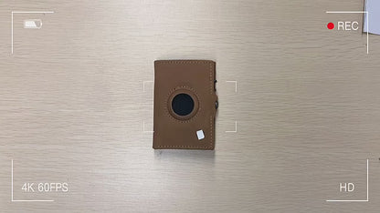 Billetera de cuero con AirTag y bloqueo RFID, diseño elegante y funcional para máxima seguridad. Ideal para ejecutivos y viajeros que buscan estilo, tecnología y protección en un solo accesorio.